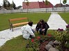 Jaruka D. si ohmatv kvtiny v zmeckm parku za asistence studentky