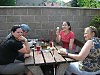 Dana ., Honza B. se studentkami pi posezen v zahradn restauraci
