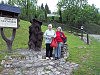 Ota Paesov s Irenkou . pzuj u devn sochy Krakonoe