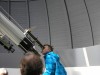 Vnuk Dany Sam se dv do dalekohledu