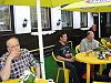 Venku u stolu v restauraci v Harrachov - Otk N. kou, Leo Brckner a Pepa K. pozoruj okol