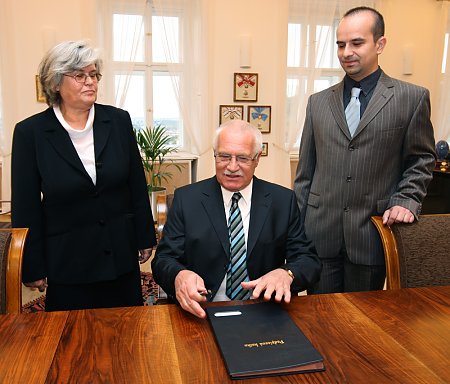foto: Prezident Vclav Klaus za stolem pi podpisu ve zmnnho zkona za ptomnosti Oty Paesov a Ing. Martina Novka
