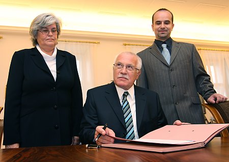 foto: Prezident Vclav Klaus za stolem pi podpisu ve zmnnho zkona za ptomnosti Oty Paesov a Ing. Martina Novka